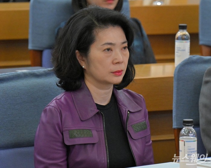 오지원 구글코리아 대외정책협력 총괄이 13일 오후 서울 여의도 국회의원회관에서 열린 '2024 구글코리아 디지털책임위원회 출범식'에서 김진표 국회의장의 축사를 경청하고 있다. 사진=이수길 기자 Leo2004@newsway.co.kr