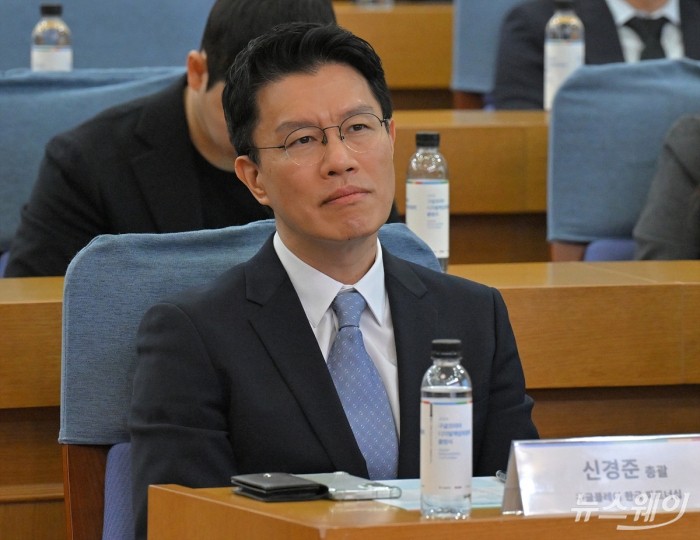 신경준 구글플레이 한국 파트너십 총괄이 13일 오후 서울 여의도 국회의원회관에서 열린 '2024 구글코리아 디지털책임위원회 출범식'에서 김진표 국회의장의 축사를 경청하고 있다. 사진=이수길 기자 Leo2004@newsway.co.kr