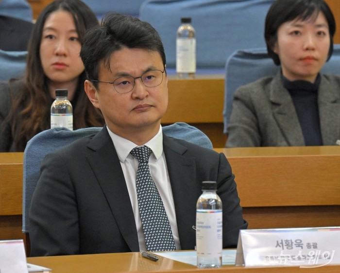 서황욱 유튜브 한국 및 중화권 파트너십 총괄이 13일 오후 서울 여의도 국회의원회관에서 열린 '2024 구글코리아 디지털책임위원회 출범식'에서 김진표 국회의장의 축사를 경청하고 있다. 사진=이수길 기자 Leo2004@newsway.co.kr