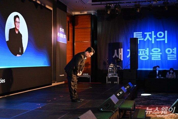 김승연 토스증권 대표이사가 14일 오전 서울 여의도 콘래드호텔에서 열린 토스증권 기자간담회에서 발표를 하기 위해 허리를 숙여 인사하고 있다. 사진=강민석 기자 kms@newsway.co.kr