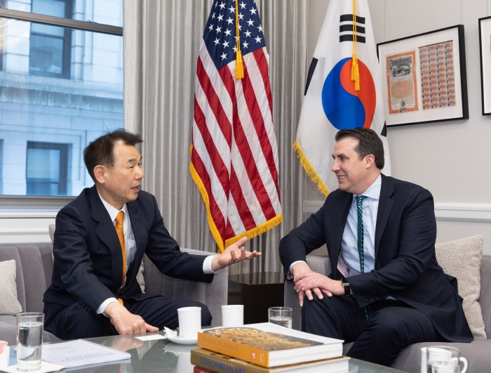정은보 한국거래소 이사장(사진 왼쪽)은 뉴욕증권거래소(NYSE)를 방문하여 존 터틀 NYSE 부이사장(사진 오른쪽)과 양국 자본시장 현안에 대해 의견을 교환하였다. 사진=한국거래소 제공