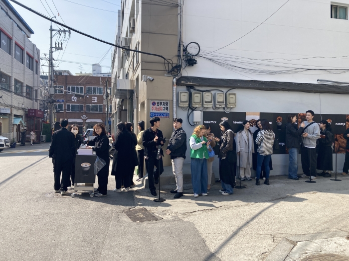 뉴믹스커피 오픈을 기다리는 사람들 사진=김제영 기자