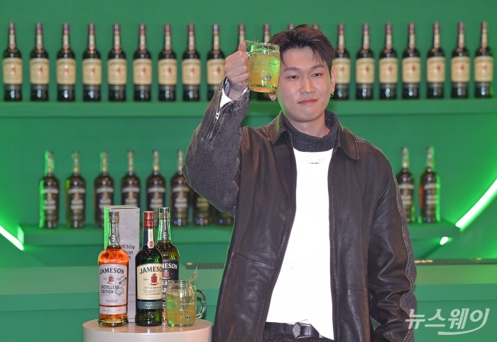 페르노리카코리아 프란츠 호튼 대표와 미구엘 파스칼 총괄전무가 14일 오전 서울 마포구 아일리쉬 위스키 '제임슨'의 팝업스토어 '제임슨 마당'에서 열린 프레스데이 행사에서 포즈를 취하고 있다. 사진=이수길 기자 Leo2004@newsway.co.kr