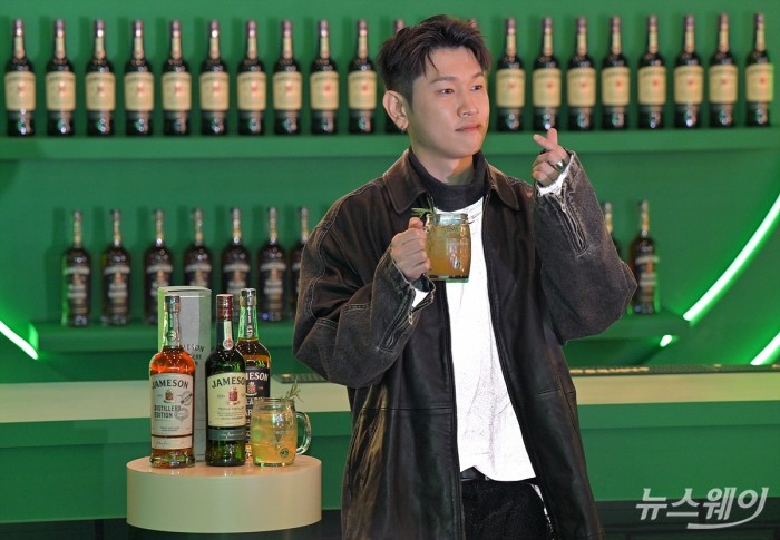 페르노리카코리아가 14일 오전 서울 마포구 아일리쉬 위스키 '제임슨'의 팝업스토어 '제임슨 마당'에서 프레스데이 행사를 진행한 가운데 앰버서더 크러쉬가 포즈를 취하고 있다. 사진=이수길 기자 Leo2004@newsway.co.kr