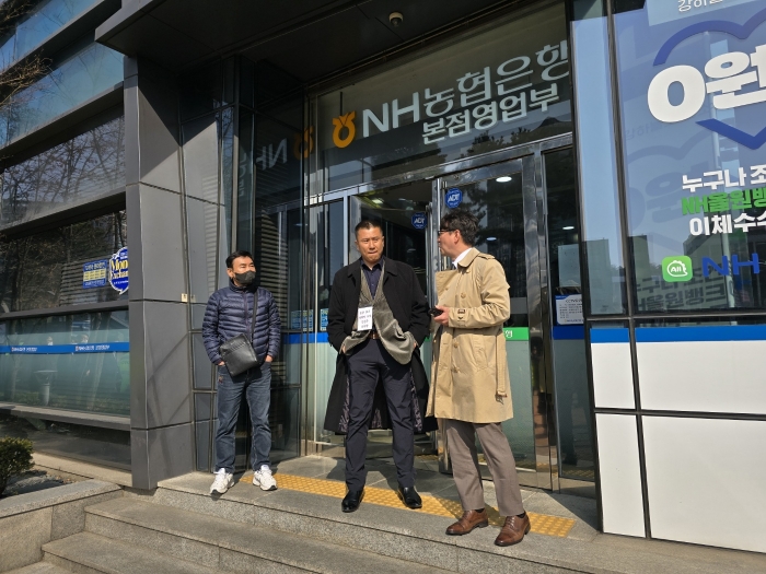 길성주 홍콩 ELS 피해자모임 위원장이 15일 오후 서울 서대문 NH농협은행 본점 출입구 앞에서 단체 현금 인출 시위 진행을 위해 서있다. 사진=이병현 기자 bottlee@