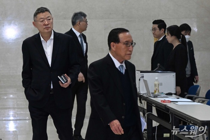 (중앙)김규영 효성그룹 대표이사와 유영환 효성그룹 부사장이 15일 오전 서울 마포구 효성빌딩에서 열린 제69기 정기주주총회에 참석하기 위해 주총장으로 이동하고 있다. 사진=강민석 기자 kms@newsway.co.kr
