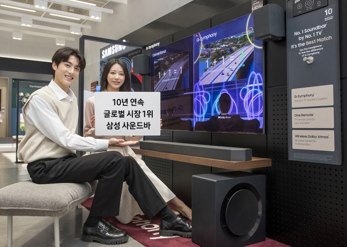 삼성전자 모델이 10년 연속 사운드바 글로벌 시장 1위 달성을 기념하며 2024년형 사운드바 'HW-Q990D'와 2024년형 Neo QLED 8K 제품을 소개하고 있다. 사진=삼성전자 제공