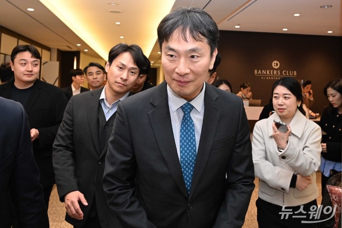 이복현 금융감독원장이 18일 오후 서울 중구 은행연합회에서 열린 '은행연합회 이사회·정례회의'를 마친 후 비공개 만찬에 참석하기 위해 만찬장으로 이동하고 있다. 사진=강민석 기자 kms@newsway.co.kr