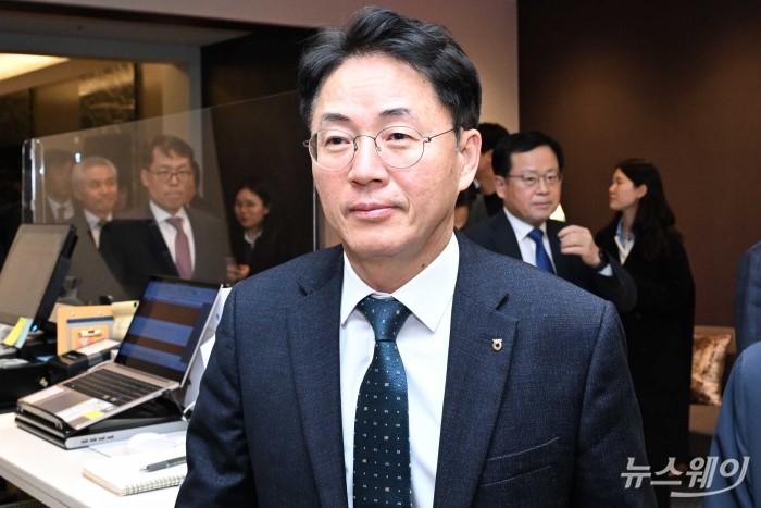 이석용 NH농협은행장이 18일 오후 서울 중구 은행연합회에서 열린 '은행연합회 이사회·정례회의'를 마친 후 비공개 만찬에 참석하기 위해 만찬장으로 이동하고 있다. 사진=강민석 기자 kms@newsway.co.kr