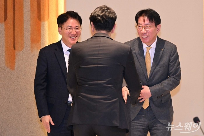 (왼쪽부터)이석용 NH농협은행장과 이복현 금융감독원장, 이재근 KB국민은행장이 18일 오후 서울 중구 은행연합회에서 열린 '은행연합회 이사회·정례회의'를 마친 후 비공개 만찬에서 대화를 하고 있다. 사진=강민석 기자 kms@newsway.co.kr
