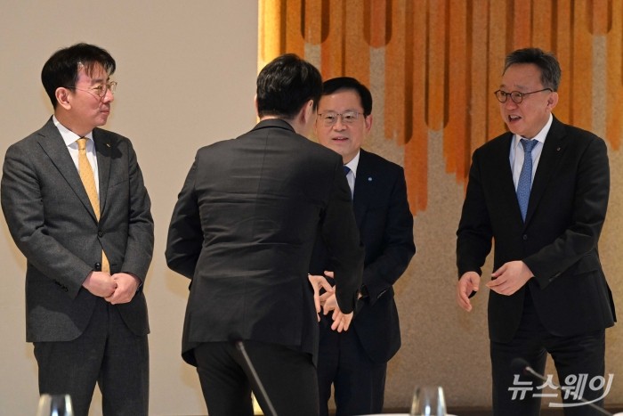 이복현 금융감독원장과 조병규 우리은행장이 18일 오후 서울 중구 은행연합회에서 열린 '은행연합회 이사회·정례회의'를 마친 후 비공개 만찬에서 대화를 하고 있다. (왼쪽부터)이재근 KB국민은행장, 이 금감원장, 조 은행장, 정상혁 신한은행장. 사진=강민석 기자 kms@newsway.co.kr
