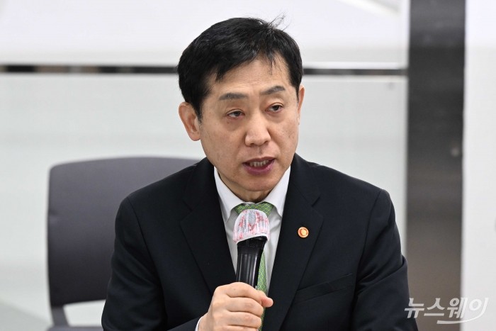 김주현 금융위원장이 19일 오전 서울 마포구 에너지드림센터에서 열린 기후위기 대응 금융지원 간담회에서 모두발언을 하고 있다. 사진=강민석 기자 kms@newsway.co.kr