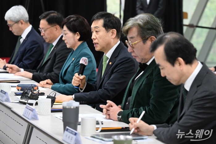 김주현 금융위원장이 19일 오전 서울 마포구 에너지드림센터에서 열린 기후위기 대응 금융지원 간담회에서 모두발언을 하고 있다. 사진=강민석 기자 kms@newsway.co.kr