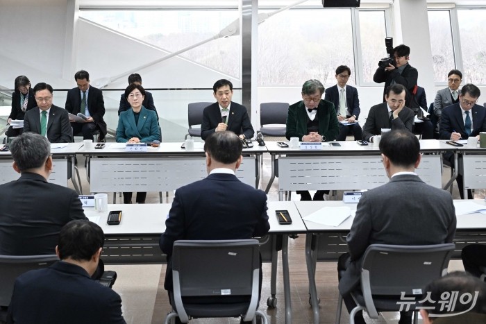 김주현 금융위원장이 19일 오전 서울 마포구 에너지드림센터에서 열린 기후위기 대응 금융지원 간담회에서 모두발언을 하고 있다. 사진=강민석 기자 kms@newsway.co.kr