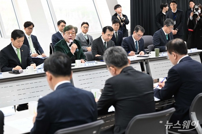 김상협 2050 탄소중립·녹색성장 위원회 민간위원장이 19일 오전 서울 마포구 에너지드림센터에서 열린 기후위기 대응 금융지원 간담회에서 발언을 하고 있다. 사진=강민석 기자 kms@newsway.co.kr