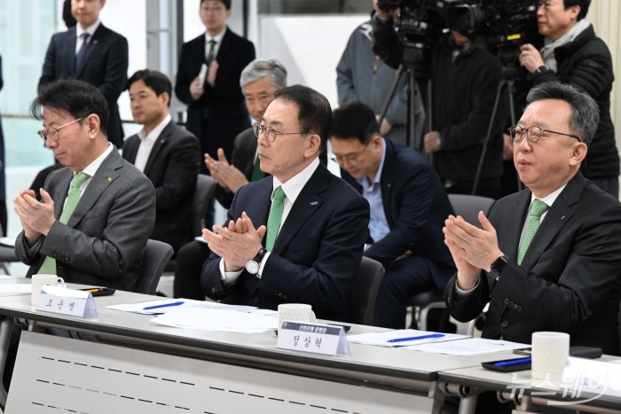 (왼쪽부터)이재근 KB국민은행장, 조용병 은행연합회장, 정상혁 신한은행장이 19일 오전 서울 마포구 에너지드림센터에서 열린 기후위기 대응 금융지원 간담회에서 박수를 치고 있다. 사진=강민석 기자 kms@newsway.co.kr