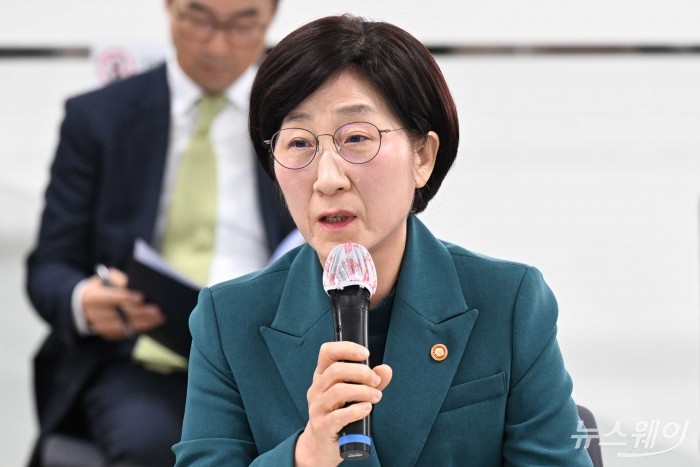 한화진 환경부 장관이 19일 오전 서울 마포구 에너지드림센터에서 열린 기후위기 대응 금융지원 간담회에 참석해 발언을 하고 있다. 사진=강민석 기자 kms@newsway.co.kr