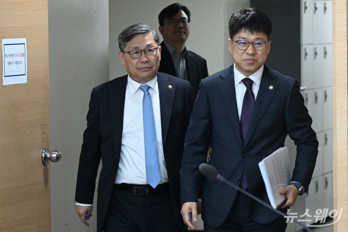 (오른쪽)진현환 국토교통부 1차관과 전병극 문화체육관광부 1차관이 19일 오후 서울 종로구 정부서울청사에서 열린 국민과 함께하는 민생토론회 사후브리핑에서 발표를 하기 위해 간담회장에 들어서고 있다. 사진=강민석 기자 kms@newsway.co.kr