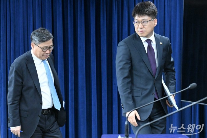 (오른쪽)진현환 국토교통부 1차관과 전병극 문화체육관광부 1차관이 19일 오후 서울 종로구 정부서울청사에서 열린 국민과 함께하는 민생토론회 사후브리핑에서 발표를 하기 위해 단상에 오르고 있다. 사진=강민석 기자 kms@newsway.co.kr