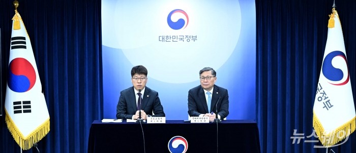 (왼쪽)진현환 국토교통부 1차관이 19일 오후 서울 종로구 정부서울청사에서 열린 국민과 함께하는 민생토론회 사후브리핑에서 발표를 하고 있다. 사진=강민석 기자 kms@newsway.co.kr