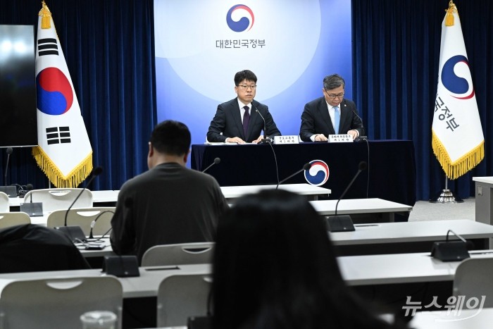 (왼쪽)진현환 국토교통부 1차관이 19일 오후 서울 종로구 정부서울청사에서 열린 국민과 함께하는 민생토론회 사후브리핑에서 발표를 하고 있다. 사진=강민석 기자 kms@newsway.co.kr