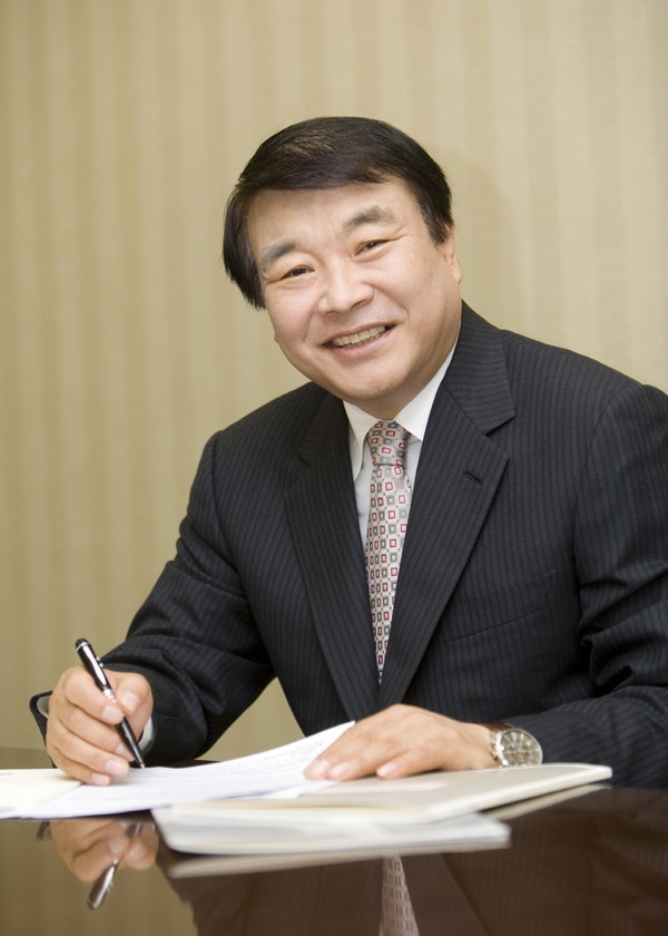 김상철 한글과컴퓨터 그룹 회장이 지난해 15억원이 넘는 보수를 수령했다. 사진=한글과컴퓨터 제공