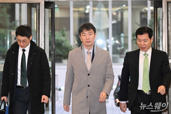 (중앙)이복현 금융감독원장이 21일 오전 서울 중구 은행연합회관에서 열린 비상거시경제금융회의에 참석하기 위해 회의장으로 이동하고 있다. 사진=강민석 기자 kms@newsway.co.kr