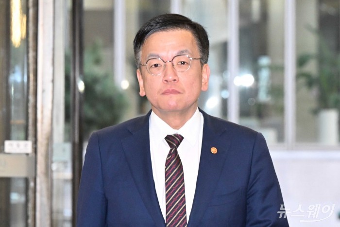 최상목 경제부총리 겸 기획재정부 장관이 21일 오전 서울 중구 은행연합회관에서 열린 비상거시경제금융회의에 참석하기 위해 회의장으로 이동하고 있다. 사진=강민석 기자 kms@newsway.co.kr