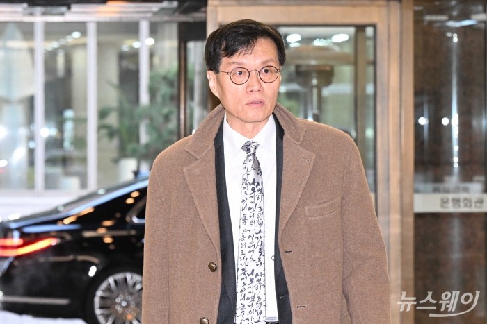이창용 한국은행 총재가 21일 오전 서울 중구 은행연합회관에서 열린 비상거시경제금융회의에 참석하기 위해 회의장으로 이동하고 있다. 사진=강민석 기자 kms@newsway.co.kr