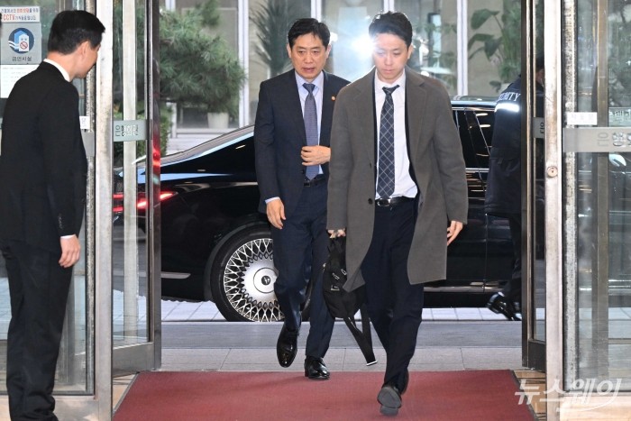 김주현 금융위원장이 21일 오전 서울 중구 은행연합회관에서 열린 비상거시경제금융회의에 참석하기 위해 회의장으로 이동하고 있다. 사진=강민석 기자 kms@newsway.co.kr