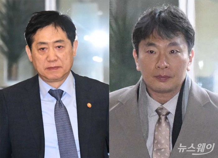 (왼쪽)김주현 금융위원장과 이복현 금융감독원장이 21일 오전 서울 중구 은행연합회관에서 열린 비상거시경제금융회의에 참석하기 위해 회의장으로 이동하고 있다. 사진=강민석 기자 kms@newsway.co.kr