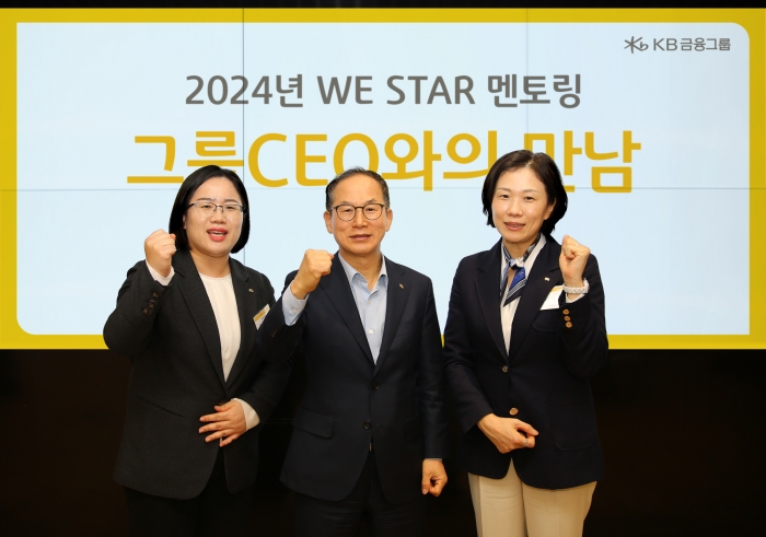 양종희 KB금융그륩 회장(왼쪽에 두번째)이 오진숙 KB손해보험 단장(왼쪽에서 첫번째)와 함께 기념촬영을 하고 있다. 사진=KB금융 제공