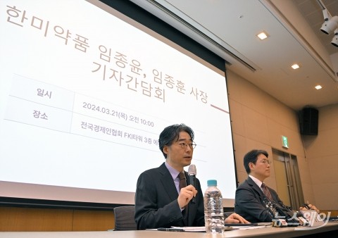 '키맨' 신동국 "한미·OCI 통합 반대"···한미사이언스 "미래로 나아가야"(종합)