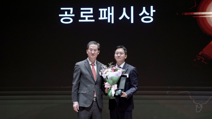 21일 열린 '한국거래소(KRX) 금시장 개설 10주년 기념 세미나'에서 공로패을 수상한 남용수 한국투자신탁운용 ETF운용본부장(우측)이 이경식 한국거래소 부이사장과 기념사진을 촬영하고 있다. 사진: 한국투자신탁운용 제공