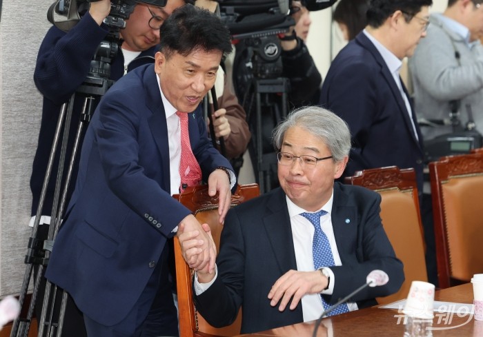 함영주(왼쪽) 하나금융그룹 회장과 임종룡 우리금융그룹 회장이 21일 오후 서울 여의도 주택건설회관에서 열린 부동산PF 정상화 추진을 위한 금융권·건설업계 간담회에서 인사 하고 있다. 2024.03.21. 사진=이수길 기자 Leo2004@newsway.co.kr
