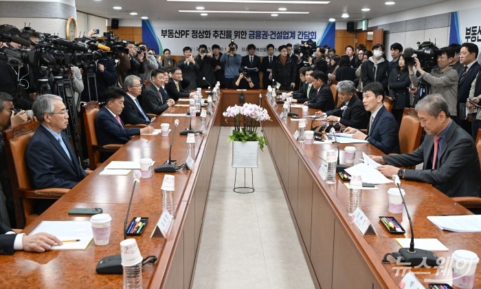 이복현 금융감독원장이 21일 서울 여의도 주택건에서 열린 '금감원, 부동산PF 정상화 추진을 위한 금융권·건설업계 간담회'에서 모두발언하고있다. 사진=이수길 기자 Leo2004@newsway.co.kr