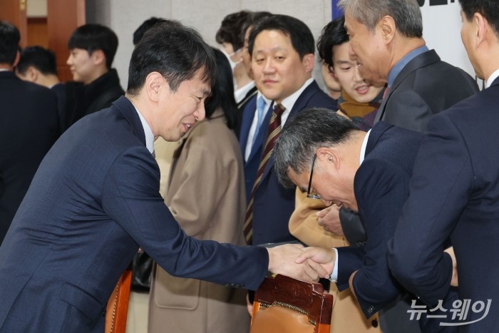이복현 금감원장이 21일 오후 서울 여의도 주택건설회관에서 열린 부동산PF 정상화 추진을 위한 금융권·건설업계 간담회에서 참석자와 악수를 하고 있다. 사진=이수길 기자 Leo2004@newsway.co.kr