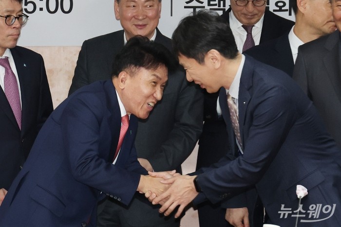 이복현 금감원장(오른쪽)과 함영주 하나금융지주 대표이사 회장이 21일 오후 서울 여의도 주택건설회관에서 열린 부동산PF 정상화 추진을 위한 금융권·건설업계 간담회에서 악수를 하고 있다. 사진=이수길 기자 Leo2004@newsway.co.kr