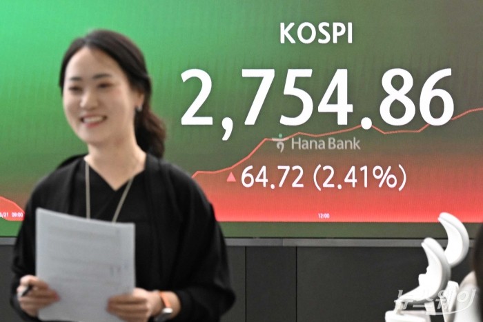 '하나은행 신축 딜링룸' 사전 언론공개행사가 21일 오후 서울 중구 하나은행 본점 하나인피니티서울에서 열린 가운데 직원들이 업무를 보고 있다. 사진=강민석 기자 kms@newsway.co.kr