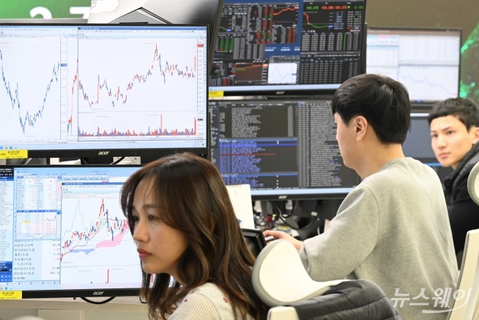 '하나은행 신축 딜링룸' 사전 언론공개행사가 21일 오후 서울 중구 하나은행 본점 하나인피니티서울에서 열린 가운데 직원들이 업무를 보고 있다. 사진=강민석 기자 kms@newsway.co.kr