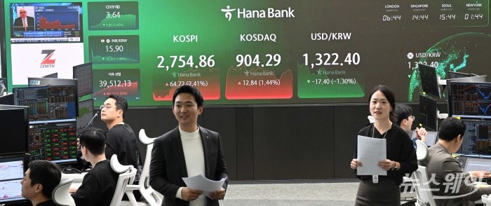 '하나은행 신축 딜링룸' 사전 언론공개행사가 21일 오후 서울 중구 하나은행 본점 하나인피니티서울에서 열린 가운데 직원들이 업무를 보고 있다.사진=강민석 기자 kms@newsway.co.kr