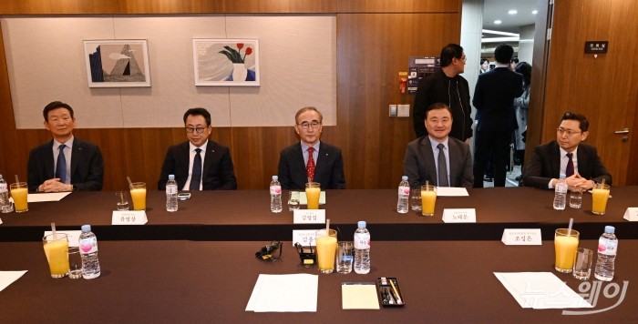 황현식(왼쪽부터) LG유플러스 대표와 유영상 SK텔레콤 대표, 김영섭 KT 대표, 노태문 삼성전자 사장, 안철현 애플코리아 부사장이 22일 서울 중구 프레스센터에서 열린 방송통신위원장-통신사·단말기 제조사 대표자 간담회에서 간담회 시작을 기다리고 있다. 사진=사진공동취재단