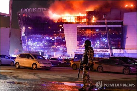 러시아 모스크바 공연장서 무차별 총격···"62명 사망·100명 부상···더 증가할 수도" 기사의 사진