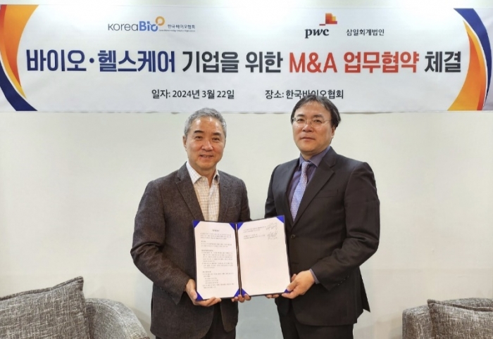 이승규 한국바이오협회 부회장(왼쪽)과 이도신 삼일회계법인 유니콘지원센터장이 22일 열린 업무협약 체결식에서 기념촬영을 하고 있다. 사진=한국바이오협회 제공
