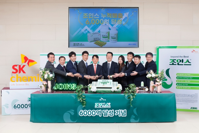 안재현 대표(사진 우측 1번째), 김윤호 Pharma사업대표(사진 좌측 2번째)와 SK케미칼 구성원들이 조인스정의 누적 매출 6000억원을 기념해 케익을 자르고 있다. 사진=SK케미칼 제공