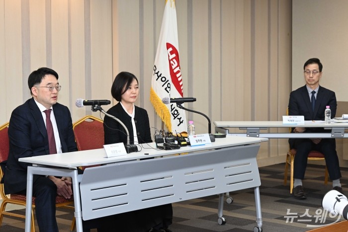 (왼쪽)이우현 OCI홀딩스 회장이 25일 오후 서울 송파구 한미타워에서 열린 기자간담회에서 발언을 하고 있다. (왼쪽부터)이 회장, 임주현 한미사이언스 사장, 박재현 한미약품 대표이사. 사진=강민석 기자 kms@newsway.co.kr