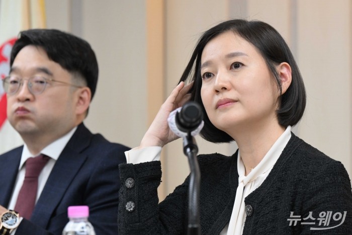 (오른쪽)임주현 한미사이언스 사장이 25일 오후 서울 송파구 한미타워에서 열린 기자간담회에서 취재진의 질문을 들으며 머리카락을 넘기고 있다. 사진=강민석 기자 kms@newsway.co.kr
