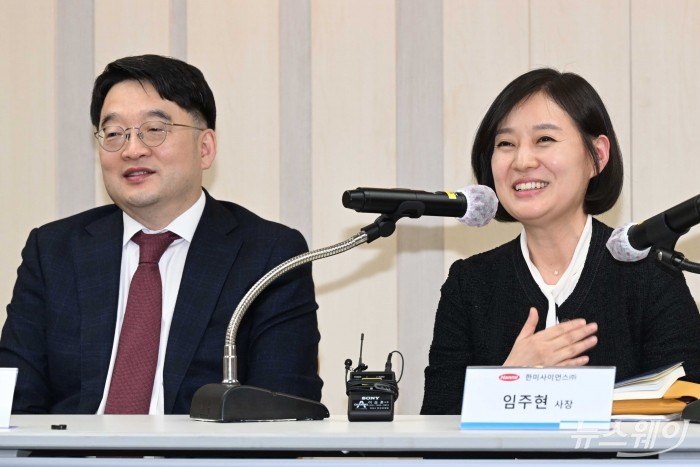 (오른쪽)임주현 한미사이언스 사장이 25일 오후 서울 송파구 한미타워에서 열린 기자간담회에서 발언을 하고 있다. (오른쪽부터)임 사장, 이우현 OCI홀딩스 회장. 사진=강민석 기자 kms@newsway.co.kr