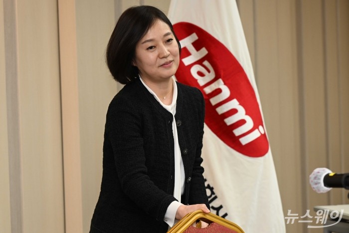 임주현 한미사이언스 사장이 25일 오후 서울 송파구 한미타워에서 열린 기자간담회를 마친 후 자리를 떠나고 있다. 사진=강민석 기자 kms@newsway.co.kr