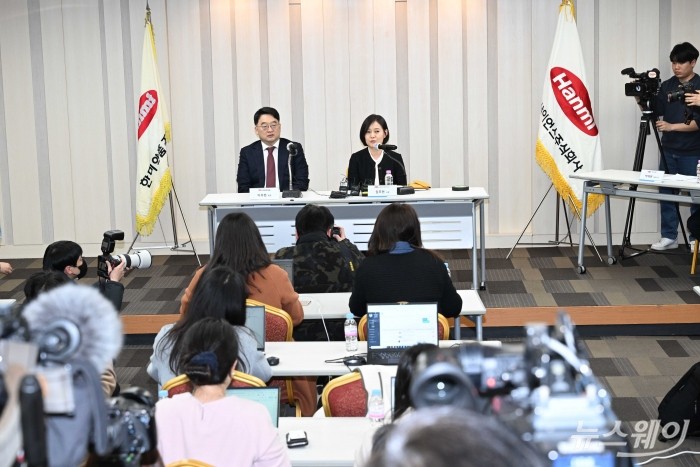 (오른쪽)임주현 한미사이언스 사장이 25일 오후 서울 송파구 한미타워에서 열린 기자간담회에서 발언을 하고 있다. (오른쪽부터)임 사장, 이우현 OCI홀딩스 회장. 사진=강민석 기자 kms@newsway.co.kr